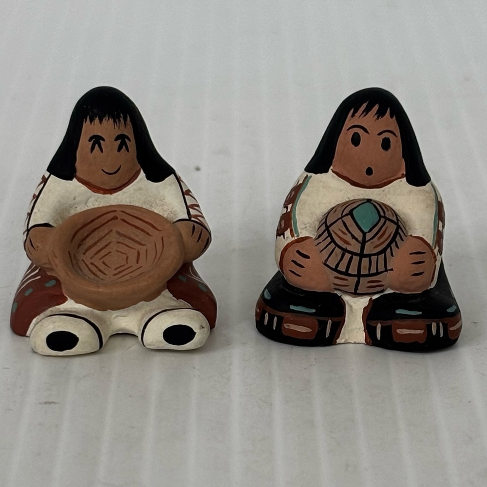 Vtg Pair of Native American Pueblo Southwest Mini People Hand Painted Figurines